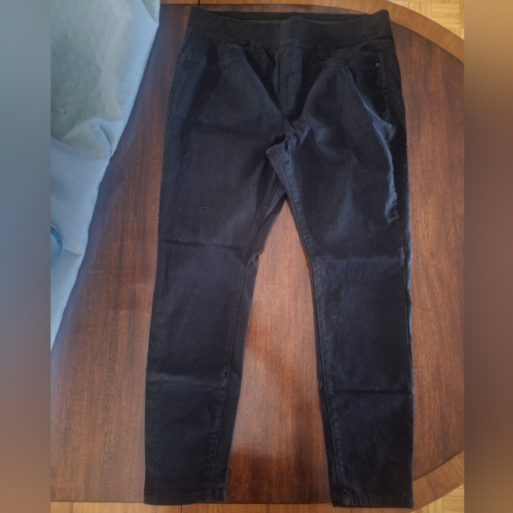 Black Pull-up Skinny Pants/jeans.